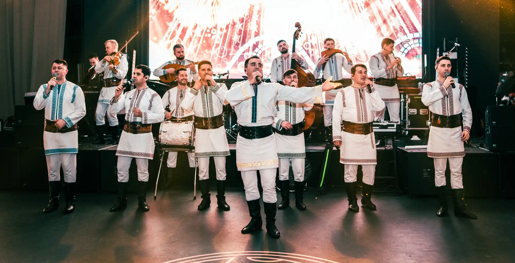 Atmosferă pe scenă — muzică populară