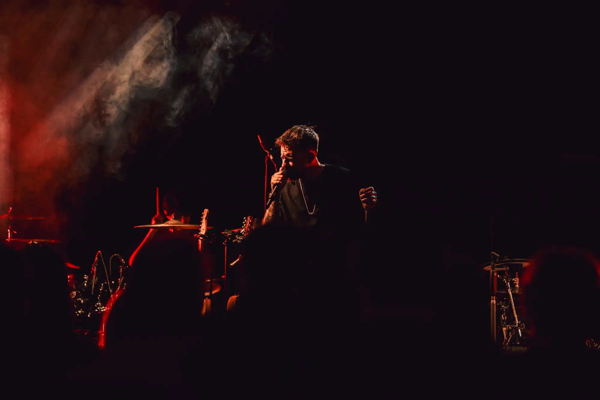 Cântăreț pe scenă — atmosferă eveniment